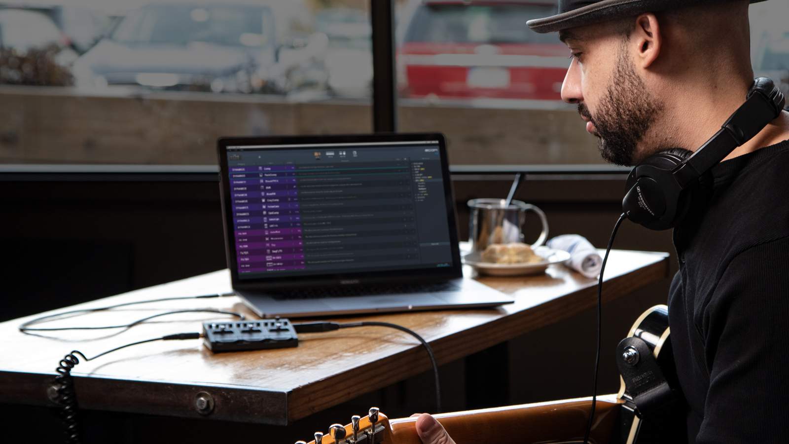 guitar player in cafe with GCE-3