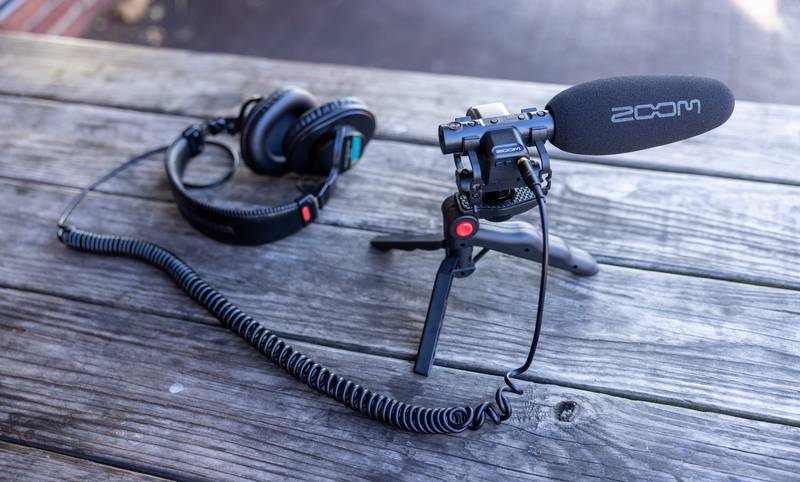 ヘッドフォンが接続され、小型三脚でテーブル上に設置されたM3 MicTrak