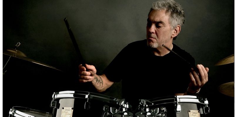 Steve Gadd  jouant de la batterie