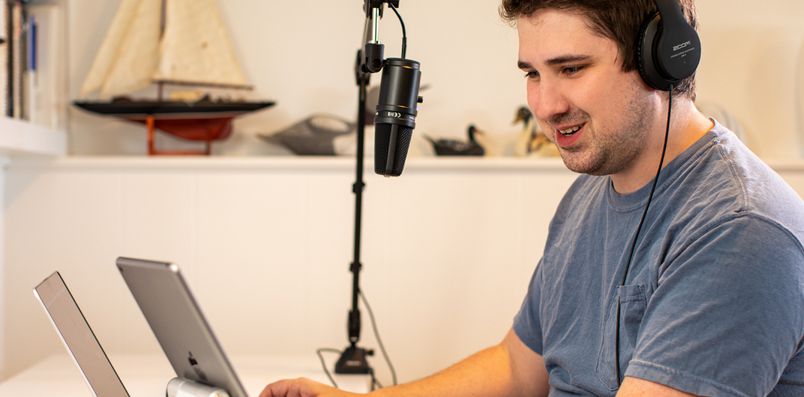 マイクアームに取り付けられたZUM-2を使ってレコーディングする声優