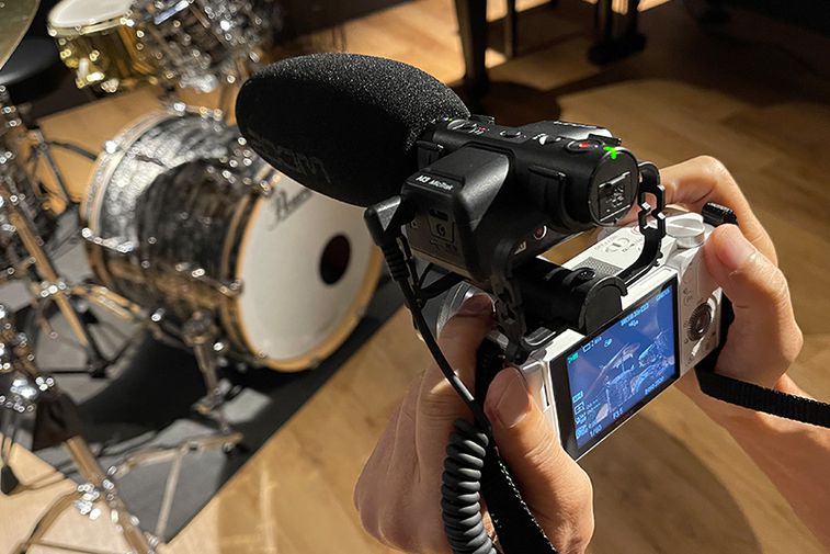 M4 MicTrakをカメラの上に装着して、ドラム演奏を録音