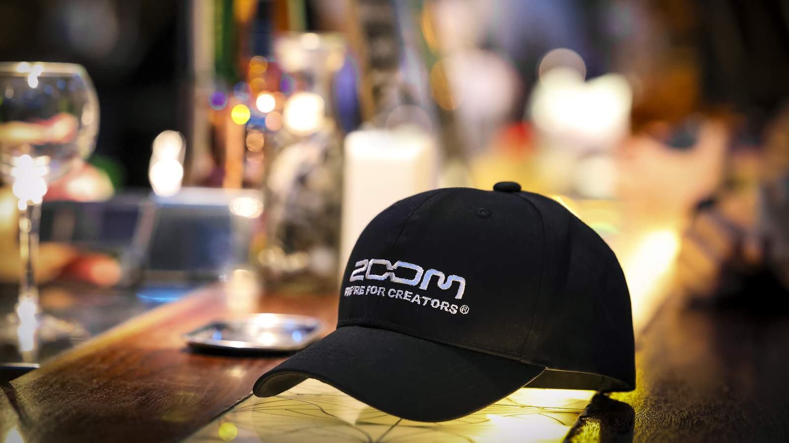 バーカウンターに置かれた、ZOOMロゴキャップ