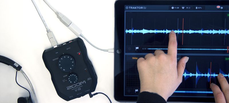 ノートパソコンを持つU-22とiPadを使う人