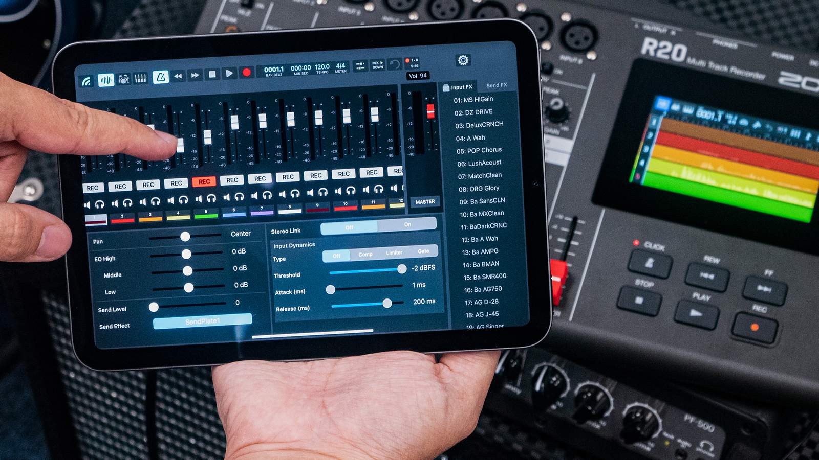 R20 Controlアプリが表示されたiPadと、R20マルチトラックレコーダー