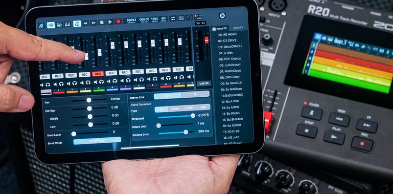 R20 Controlアプリが表示されたiPadと、R20マルチトラックレコーダー