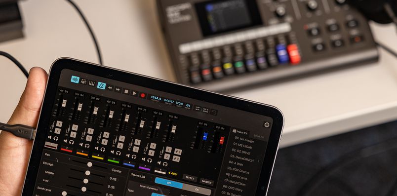 R12 Controlアプリが表示されたiPadと、R12マルチトラックレコーダー